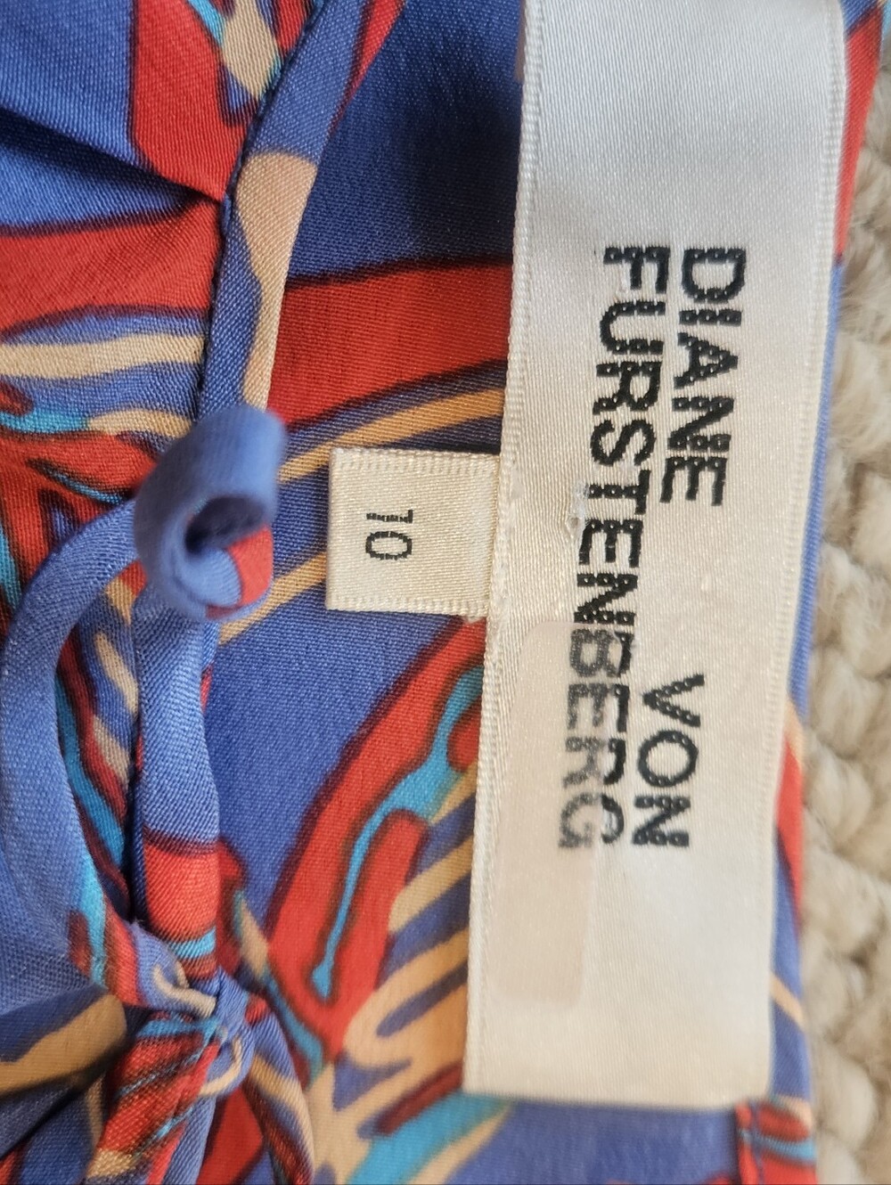 Diane von Furstenberg Elsden Printed Silk Blouse EUC - Picture 7 of 9